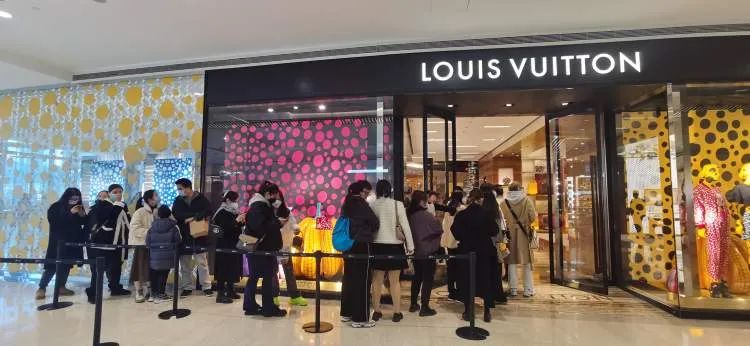 LV傳2月全球加價內地客急排隊搶購一款袋3年升值達85% | 星島日報