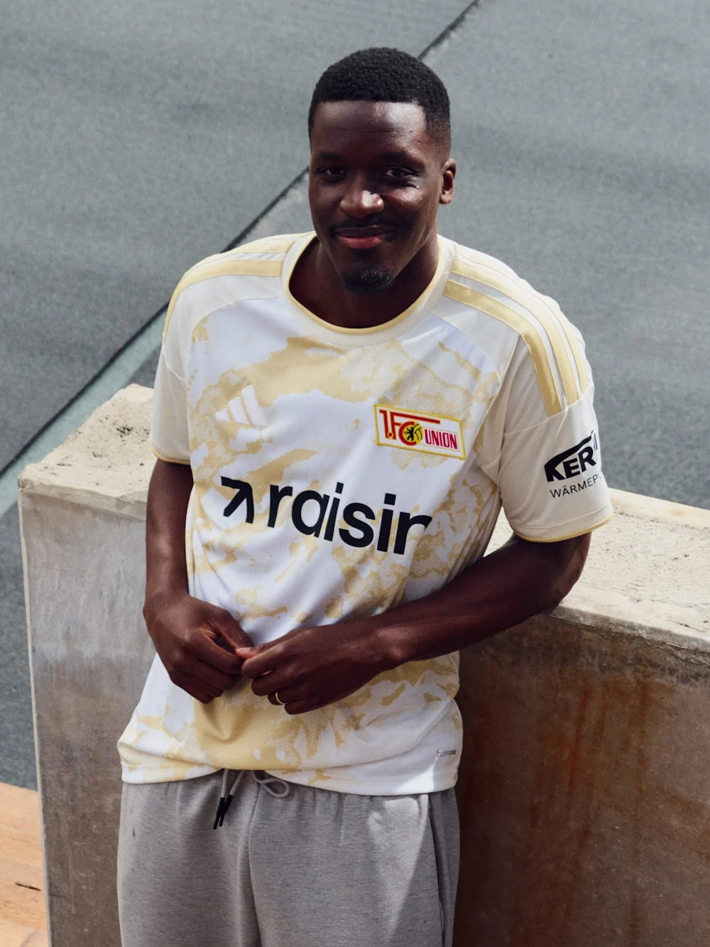 Union Berlin 2026/27 sesongen tredje bortedrakt (beige/gull)